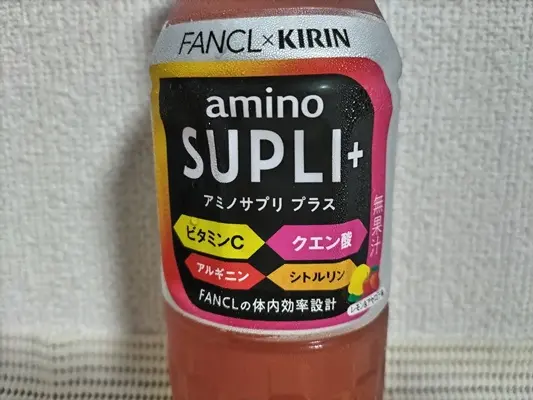 アミノサプリプラスのペットボトル。正面のラベルにフォーカス。