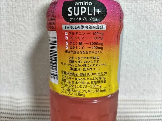 アミノサプリプラスのペットボトル側面。製品100mlあたりの栄養成分表示が記載されている。