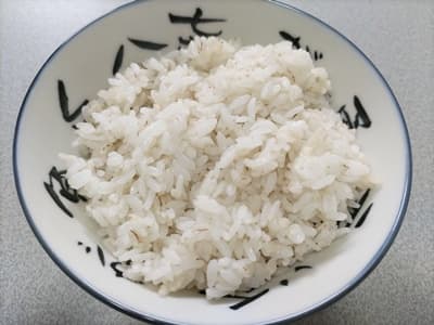 白米にビタバァレーを混ぜて炊いたご飯。ご飯茶碗に盛られている。