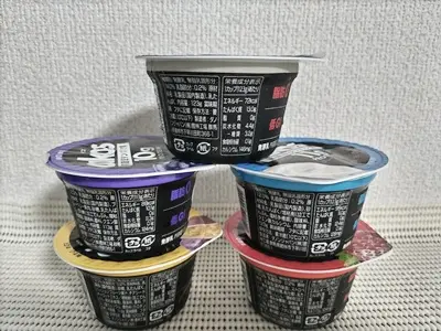 オイコスのパッケージ裏面。原材料名や栄養成分表示が記載されている。